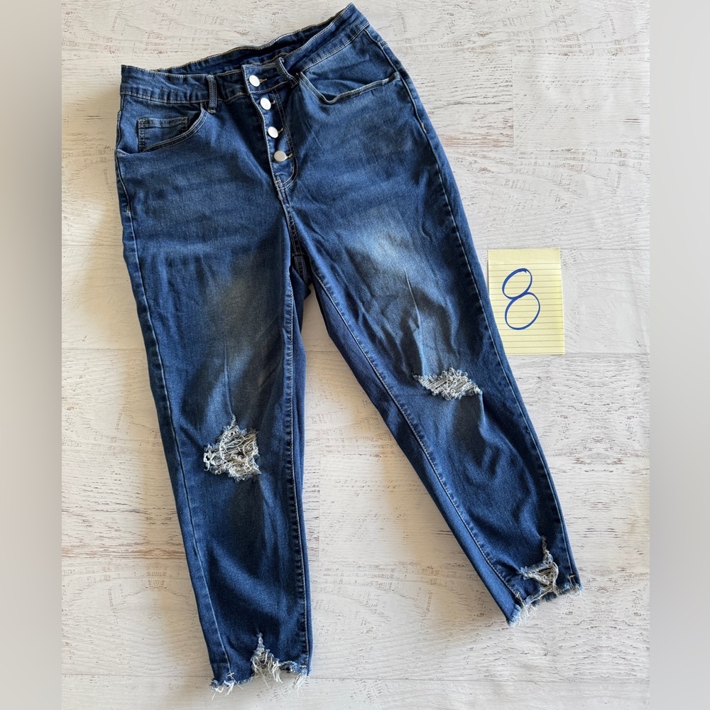 Button fly distressed capri jeans. Shein curve 0XL. Gently loved 💙